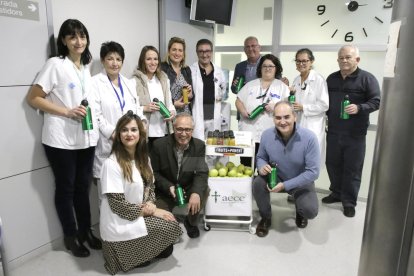 L'Hospital Arnau de Lleida reparteix sucs i fruita fresca als pacients oncològics i els familiars durant el tractament