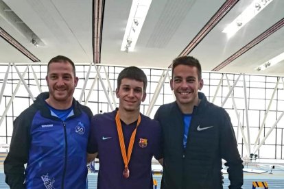 Arnau Monné, en el centro, con la medalla conseguida.