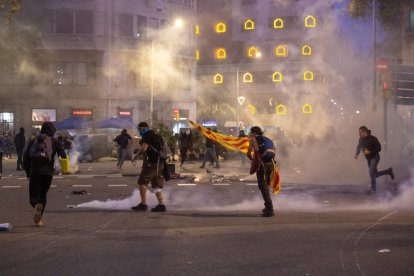 Imatge d’arxiu d’una nit de disturbis a la plaça Urquinaona de Barcelona.