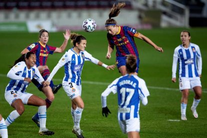 La azulgrana Aitana Bonmati remata de cabeza en una acción del partido de ayer.