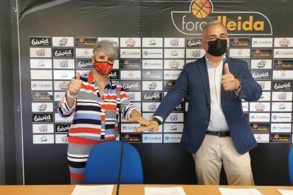 Anna Estrada (CB Lleida) i Albert Aliaga (Força Lleida) van segellar ahir l’acord.