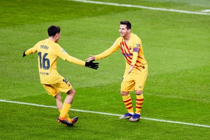 Messi y Pedri, los protagonistas del partido de ayer, festejan efusivamente el tanto del argentino que ponía en ventaja al Barça.