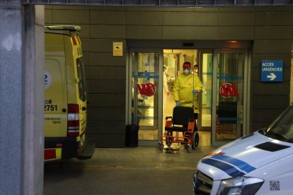 Imagen de anoche de la puerta de acceso a Urgencias del Arnau.