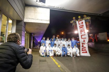 Mossos, bomberos y urbanos homenajearon anoche a los profesionales del Arnau. En la imagen, un grupo de sanitarios y bomberos.