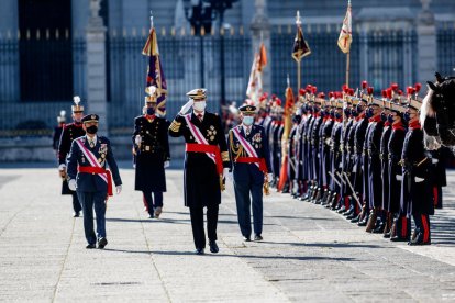 El rey pasando revista ayer a las tropas en la Pascua Militar.