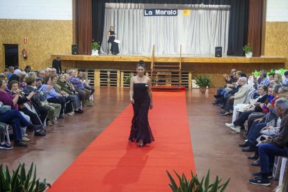 Una de les models desfilant, ahir al pavelló municipal de Preixana.