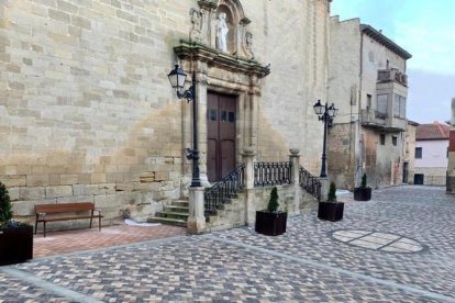 La plaza de l’Església ya renovada con baldosas nuevas.