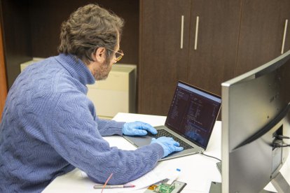 Xavier Miranda, trabajando en el diseño del prototipo de respirador.