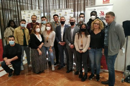 Alumnos y tutores del Guindàvols, Torrevicens y Escola d’Hoteleria, con el conseller Gonzàlez-Cambray. 