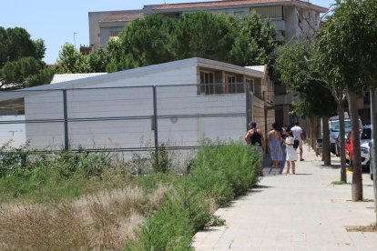 L’entrada a les piscines de la Bordeta, envoltada de males herbes.