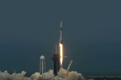 Moment de l’enlairament del coet ‘Falcon 9’, de la companyia privada nord-americana SpaceX.