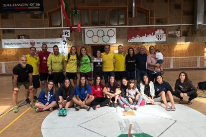 Jugadoras y técnicos del Vila-sana, durante el estage.