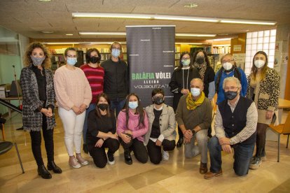 Foto de familia de la presentación, ayer, del acuerdo entre el Balàfia Vòlei y el comercio del barrio.