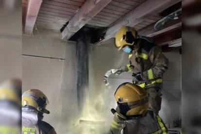 Imagen del incendio de chimenea el martes por la tarde en Bagergue. 