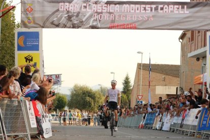 El danès Christian Gorm traspassa la línia de meta en solitari a Torregrossa.