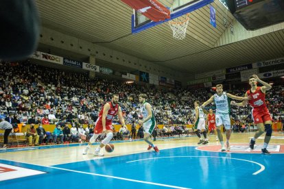 Marc Gasol acabó siendo el mejor en un pabellón de Fontajau que presentó una gran entrada.