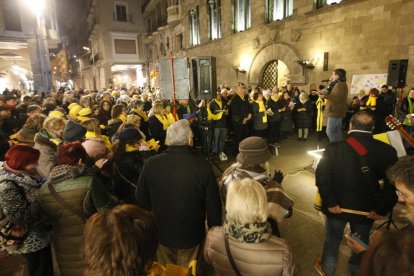 Imatge de la concentració dels cantaires a la plaça Paeria, ahir.