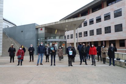 D’esquerra a dreta, JxCat, ERC, Cs, PDeCAT i PSC presentant ahir les seues candidatures per al 14-F davant de la junta electoral provincial de Lleida.