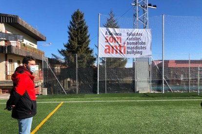 La pancarta que está colocada en el campo de fútbol.