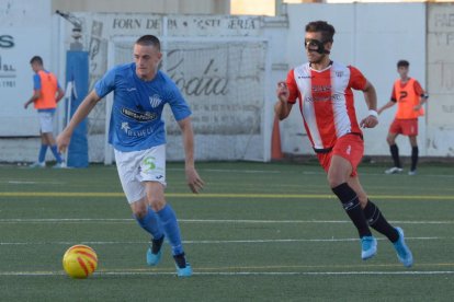 Una jugada del partido de ayer entre el Alcarràs y el Viladecans en el municipal El Xoperal.