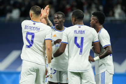 Karim Benzema celebra con sus compañeros el primer tanto de los madridistas ante el Shakhtar.