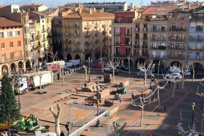 Los trabajos previos a la instalación de la pista de hielo de Balaguer.