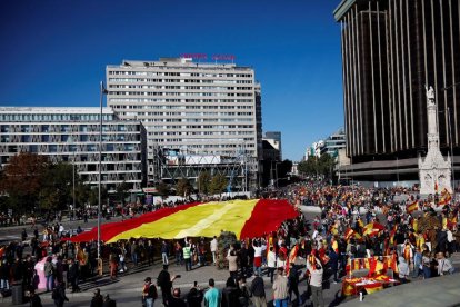 Bandera espanyola gegant a la plaça de Colón de Madrid, ahir.