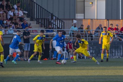 Una acció del partit disputat ahir al Municipal Joan Capdevila de Tàrrega.