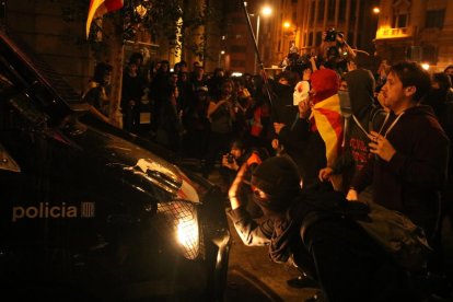 Diversos manifestants davant d’una furgoneta dels Mossos durant els disturbis d’ahir a la nit.