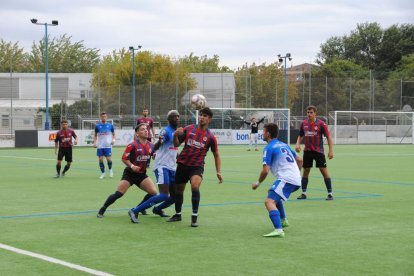 Jugadors de Mollerussa i Tàrrega disputen una pilota ahir durant la primera jornada de Lliga.