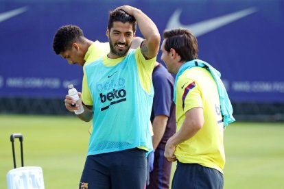 Luis Suárez i Leo Messi conversen durant la sessió d’entrenament del Barça a la Ciutat Esportiva.