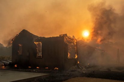 Dos milions de persones sense llum pels incendis de Califòrnia