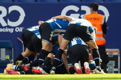 Els jugadors de l’Espanyol celebren un dels gols.