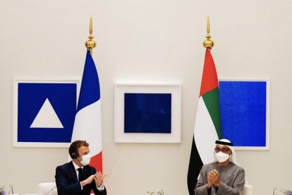 Emmanuel Macron, ayer junto al príncipe de Abu Dhabi.