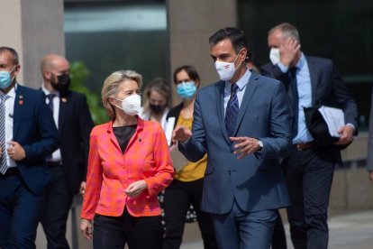 La presidenta de la CE, Ursula Von der Leyen, junto a Sánchez.