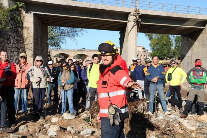 Un dels efectius que treballen en la recerca dels quatre desapareguts dóna indicacions a un grup de voluntaris.