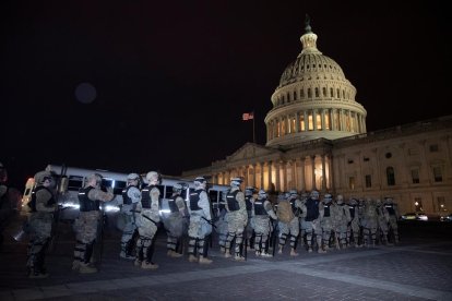 La Guardia Nacional se forma a las afueras del Capitolio de los Estados Unidos después de que seguidores de Donald Trump irrumpieran en el recinto durante unas protestas