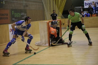 Àlex Creus defensa Bruno en un partit d’aquesta temporada.