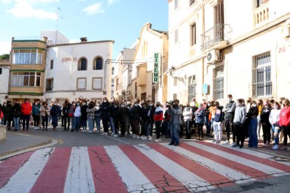 Més de 250 persones van condemnar ahir a Masquefa, on resideix la menor, la brutal agressió.