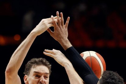  Pau Gasol disputa el balón con el iraní Hassazadeh.