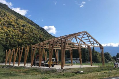 Imatge de les obres per cobrir la pista poliesportiva de Rialp.