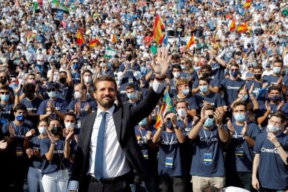 El president del PP, Pablo Casado, saluda els militants a l’arribar a la plaça de toros de València.