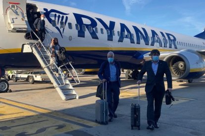 L’expresident Carles Puigdemont ahir al sortir de l’avió que el va portar des de Brussel·les fins a l’Alguer.