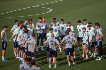 Els jugadors de la selecció ahir durant la xarrada de l’entrenament.