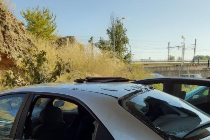 Uno de los coches con los cristales destrozados ayer. 