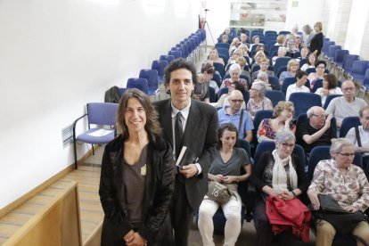 La cantant Lídia Pujol i el comissari de l’Any Panikkar, Ignasi Moreta, ahir a la Biblioteca Pública.