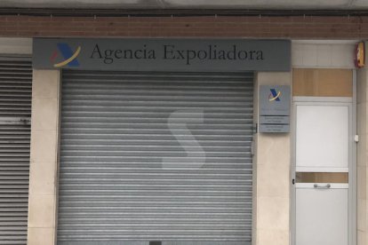 Un letrero crítico con Hacienda en Tàrrega