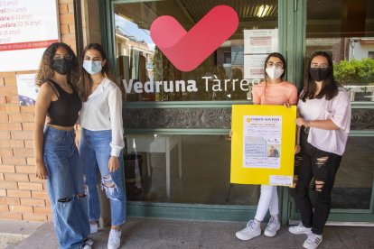 Les quatre alumnes guardonades entregaran el premi de 100 € a la protectora de Tàrrega.