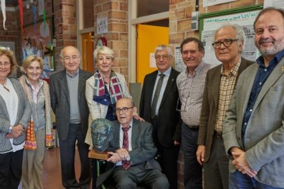 Jordi Bergós, amb el bust del seu pare, a l’escola de Butsènit.