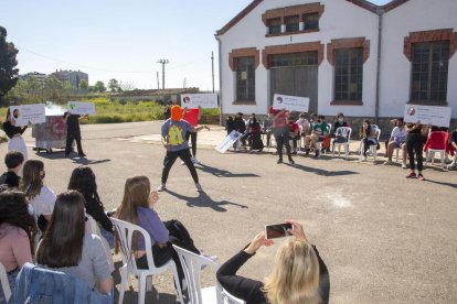 Ensayo ayer de la obra ‘Container’, con la colaboración de alumnos del instituto Manuel de Pedrolo.